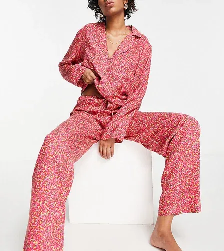 ASOS Tall Pijama rojo y rosa de pantalones y camisa de manga larga con estampado de florecitas de modal de ASOS DESIGN Tall (6913628)