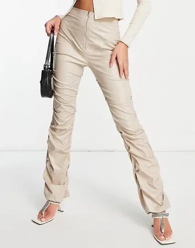 Missyempire Pantalones beis fruncidos con cremallera delantera de efecto cuero de Missy Empire-Beis neutro (6981459)