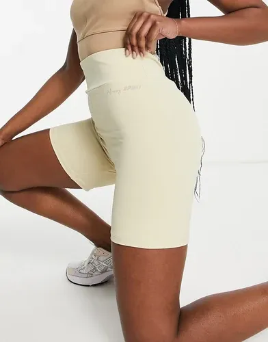 Missyempire Pantalones cortos color crema deportivos con parte trasera fruncida de Missy Empire-Blanco (6981377)