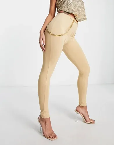 Simmi Clothing Pantalones color camel de corte pitillo con detalle de cadena de SIMMI-Beis neutro (7113020)