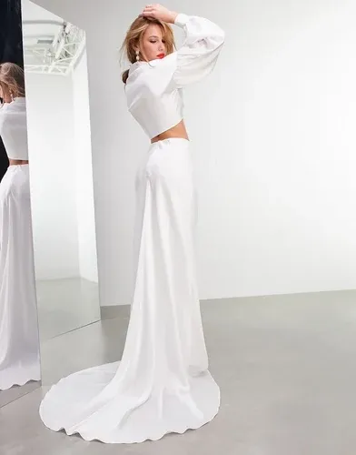 Falda larga color marfil con abertura en la parte delantera y cola de ASOS Edition-Blanco (7065501)