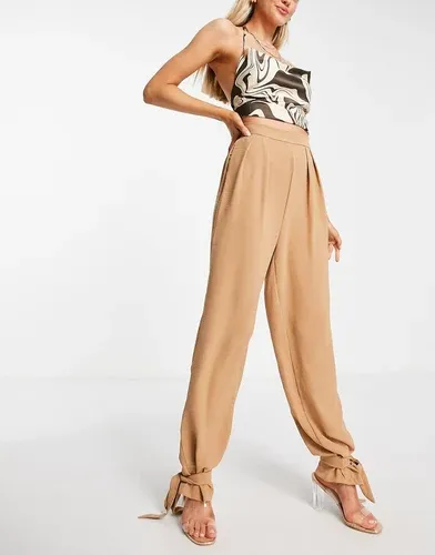 Pantalones color camel con detalle de bajos ajustados de Rebellious Fashion-Beis neutro (7300374)