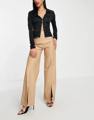 Pantalones color piedra de pernera ancha de efecto cuero de Rebellious Fashion-Beis neutro (7342327)