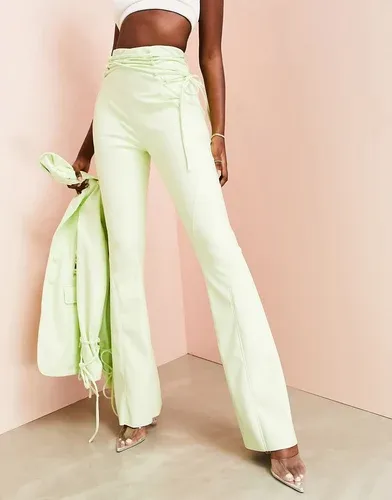 Pantalones color lima de campana con detalle de cordones de tejido efecto cuero de ASOS Luxe-Verde (7516161)