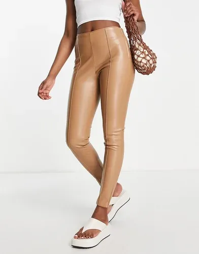 Pantalones color camel de corte pitillo de cuero sintético de Urban Revivo-Beis neutro (7740571)