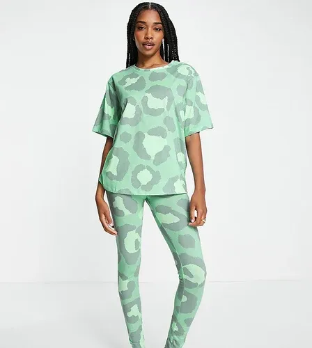ASOS Tall Pijama verde con estampado animal de camiseta extragrande y leggings de ASOS DESIGN Tall (7759454)