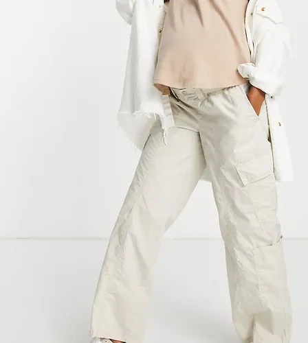 ASOS Maternity Pantalones cargo color avena de talle bajo de estilo años 2000 de ASOS DESIGN Maternity-Beis neutro (7803888)