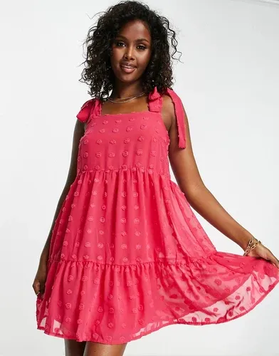 Vestido corto rosa luminoso escalonado con lazos en los hombros y diseño de lunares de jacquard de Blume Bridal (7927868)