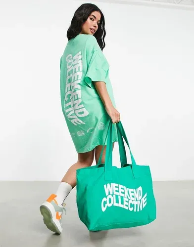 Vestido verde estilo camiseta extragrande con logo ondulado en la espalda de ASOS Weekend Collective (7980293)