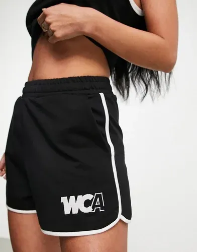 Pantalones cortos negros deportivos con ribetes y logo WCA de ASOS Weekend Collective (7980294)