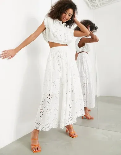 Falda midi blanca con diseño bordado, cintura elástica y pliegues de ASOS Edition-Blanco (7997758)