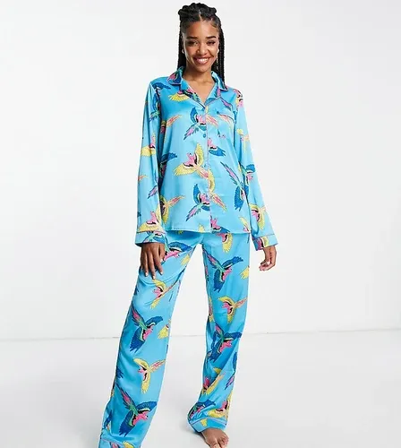 Pijama azul de pantalones y top con cuello de solapas y estampado de loros de satén premium de Chelsea Peers Tall (8038349)