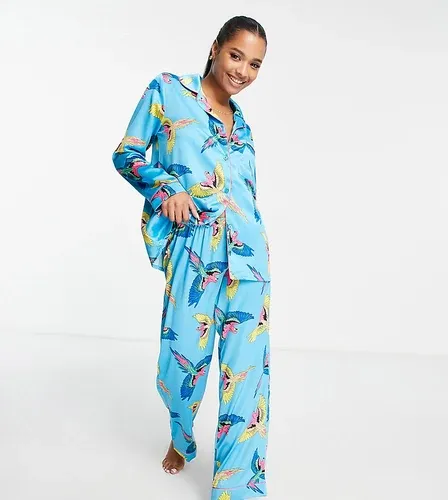 Pijama azul de pantalones y top con cuello de solapas y estampado de loros de satén premium de Chelsea Peers Petite (8038350)