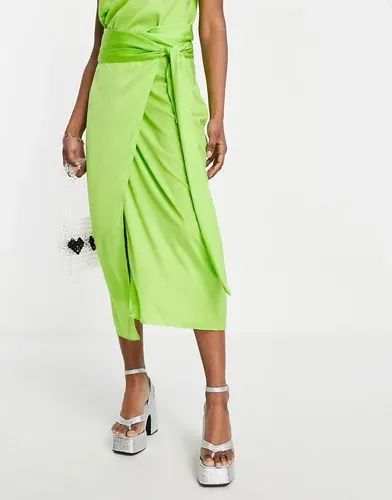 Falda midi verde lima cruzada de satén de Style Cheat (parte de un conjunto) (8063957)