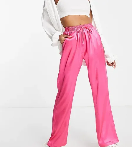 Pantalones rosa intenso de pernera ancha de satén de Urban Threads Petite (8074037)