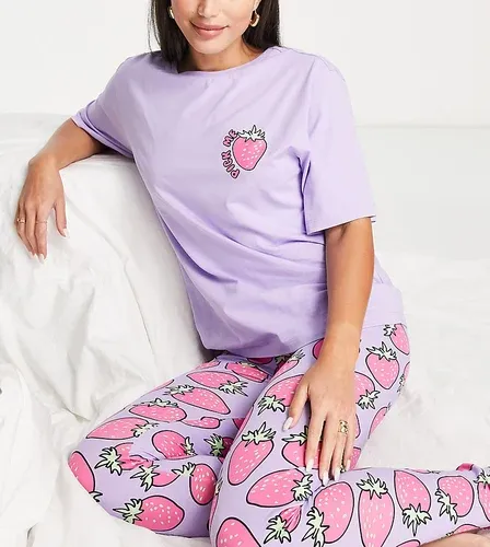 ASOS Tall Pijama lila con estampado de fresas de camiseta extragrande y leggings de ASOS DESIGN Tall-Morado (8104190)