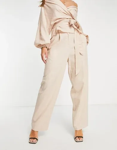 Pantalones color arena de pernera ancha tapered con pinzas en la parte delantera de lino de ASOS EDITION-Beis neutro (8124154)