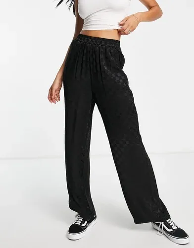 Pantalones negros de pernera ancha con estampado de cuadros dameros de Urban Revivo (8125730)