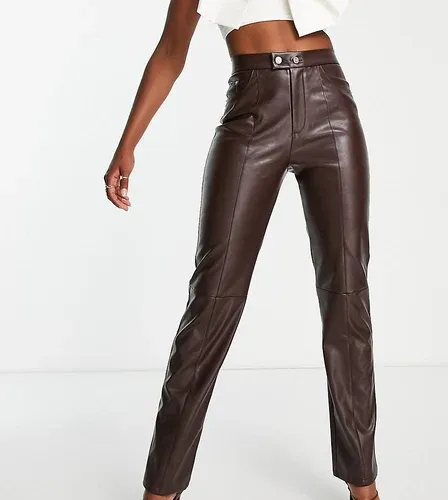 Pantalones marrón intenso de pernera recta de efecto cuero de 4th &amp; Reckless Tall (8213457)