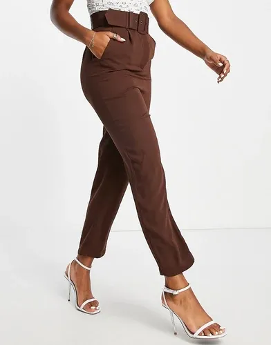 Pantalones de sastre marrón chocolate de talle alto con detalle de hebilla de Style Cheat (8209805)