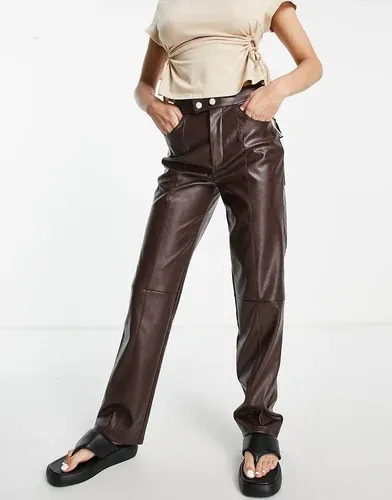 Pantalones marrón intenso de pernera recta de efecto cuero de 4th &amp; Reckless (8215700)