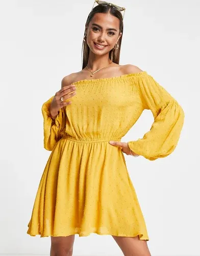Vestido corto amarillo con escote Bardot de Urban Revivo (8218443)