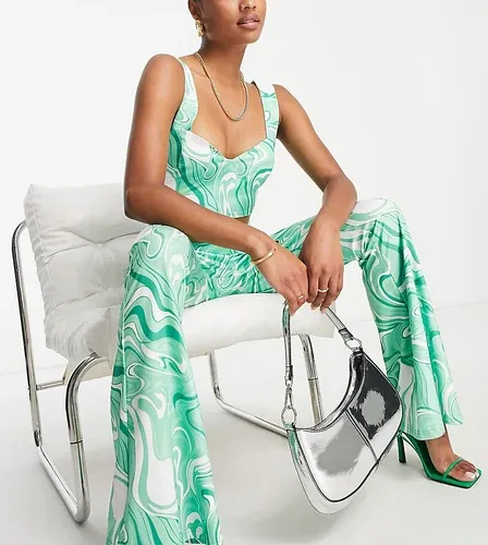 Pantalones verdes con estampado ondulado exclusivos de Collective The Label Petite (parte de un conjunto) (8239729)