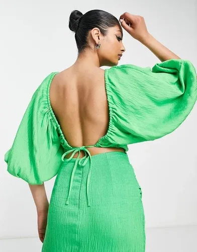 Top corto verde luminoso estilo blusón con lazada en la espalda y acabado texturizado de ASOS EDITION (8442903)