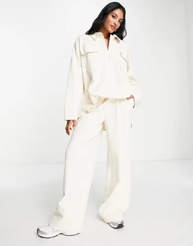 Pantalones color crema de pernera ancha con parte trasera elástica de punto texturizado de ASOS EDITION-Blanco (8479239)