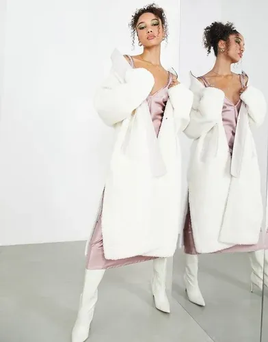 Abrigo color crema con cuello alzado y cordón ajustable de borreguito de ASOS EDITION-Blanco (8683509)