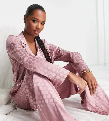 Pijama rosa con cuello de solapas y diseño de lunares de jacquard satinado de Loungeable Petite (8717912)
