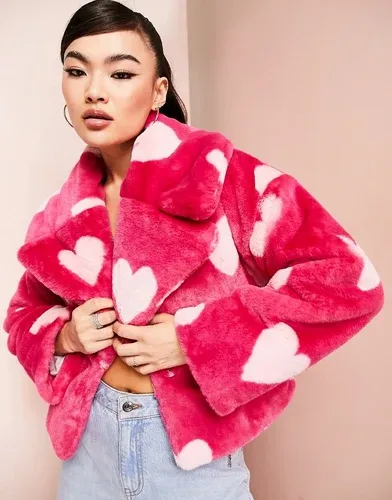 Abrigo corto rosa entallado con estampado de corazones de piel sintética de ASOS Luxe (8810543)