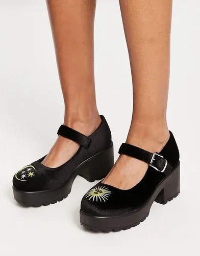Koi Footwear Zapatos negros de tacón con bordados de sol y luna Tira Witchy de Koi (8821968)