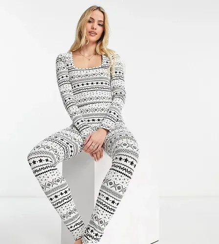 ASOS Tall Pijama color crema de leggings y top de manga larga con escote cuadrado y estampado de grecas alpinas de Navidad de ASOS DESIGN Tall-Blanco (8866690)