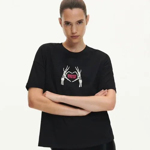 Reserved - Camiseta regular fit con estampado - Negro (8684559)