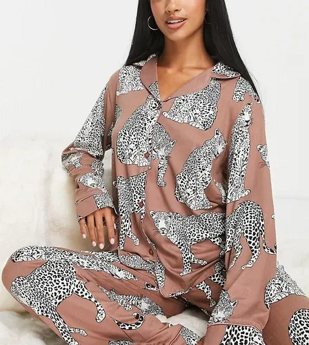 Pijama marrón de top abotonado y pantalones con estampado de leopardos de punto de Chelsea Peers Petite (8925195)