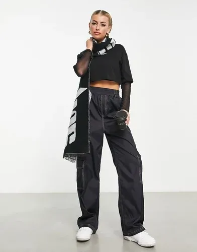 Pantalones negros cargo estilo paracaidista con pespuntes en contraste de ASOS Weekend Collective (8965359)