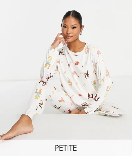 Pijama largo color crema con estampado de yoga de The Wellness Project x Chelsea Peers Petite-Blanco (8940426)