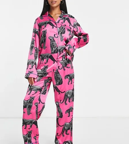 Pijama rosa de pantalones y top abotonado con estampado de panteras de satén premium de Chelsea Peers Petite (9022579)