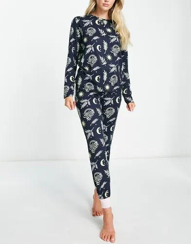 Pijama largo azul marino con estampado de hojas de The Wellness Project x Chelsea Peers (9025382)